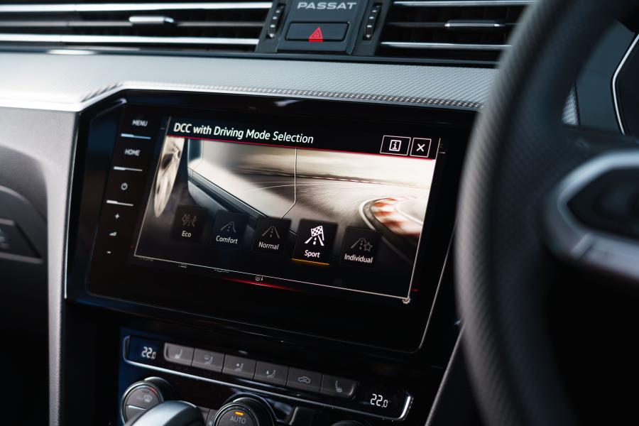 Детали интерьера Volkswagen Passat Estate R-Line Edition (B8) 2019 года  (UK) (фото 9 из 31)